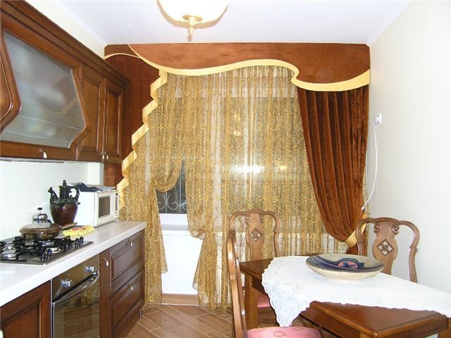 шторы на кухню с балконом