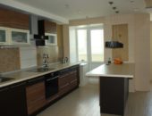 интерьер маленькой кухни с барной стойкой