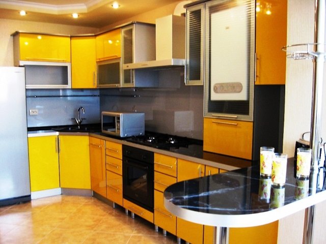 удобный дизайн кухни с барной стойкой