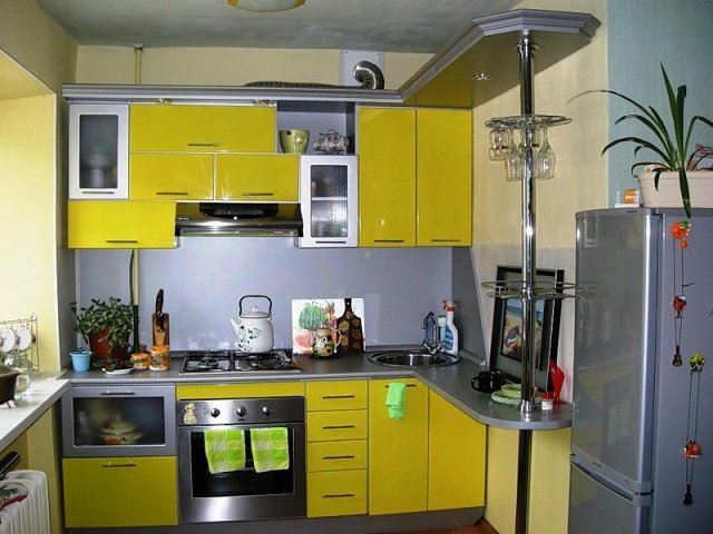 солнечный желтый цвет в оформлении кухни