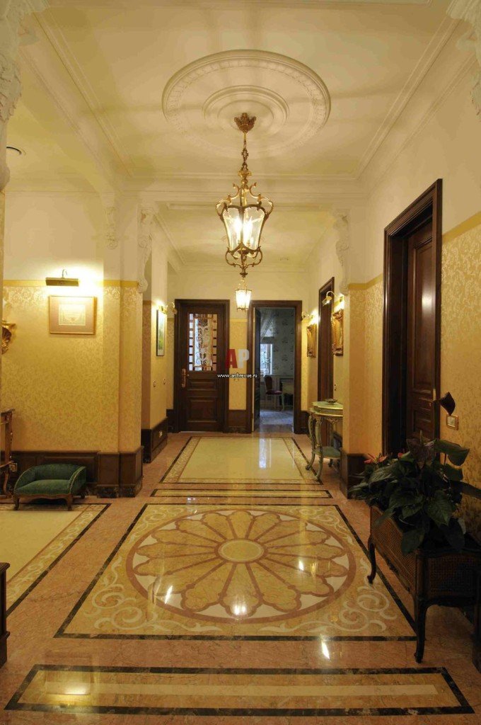 классический интерьер холла в квартире