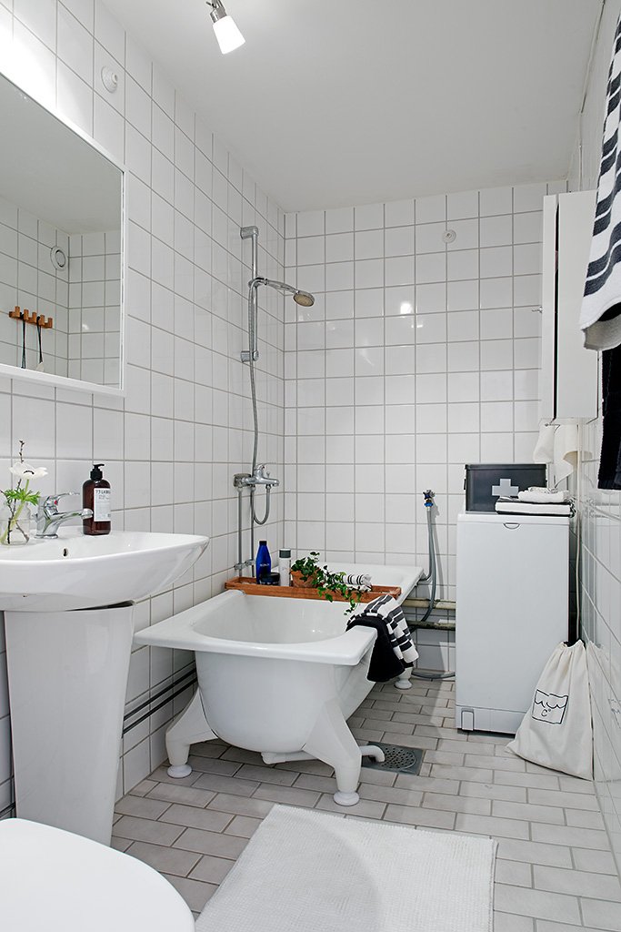 Bathroom-With-Ivory