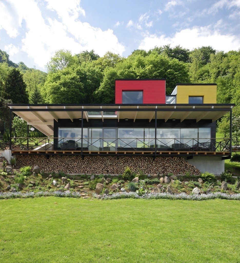 fragments-of-nature-and-nostalgia-reflected-by-charming-family-home-image-1